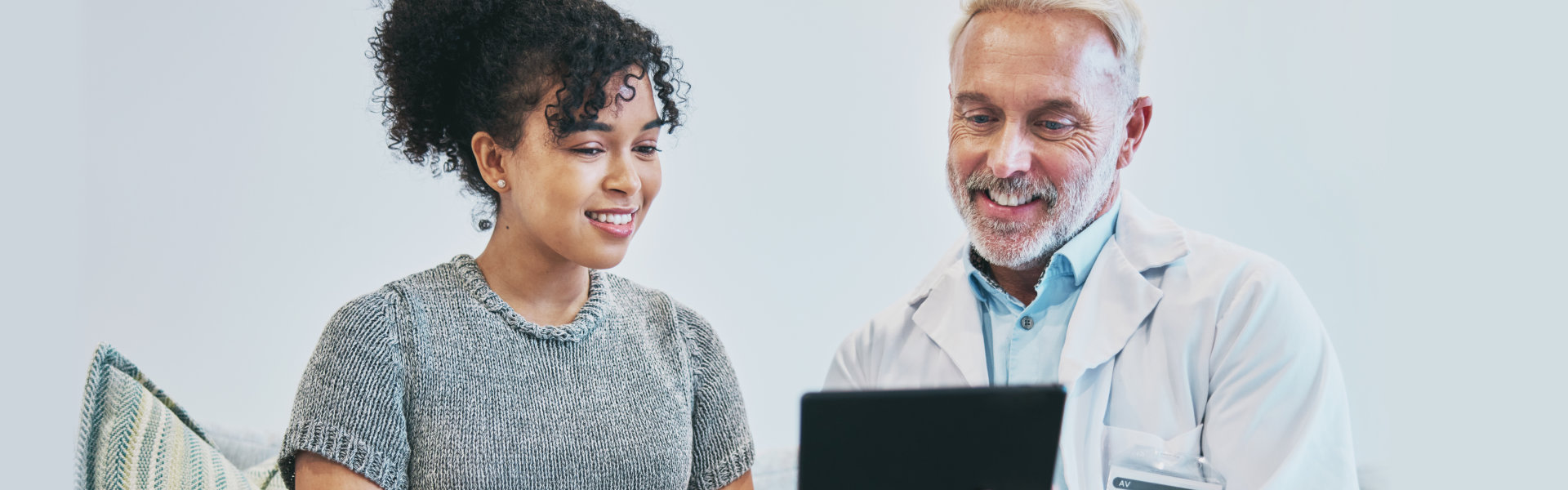 doctor talking to the patient